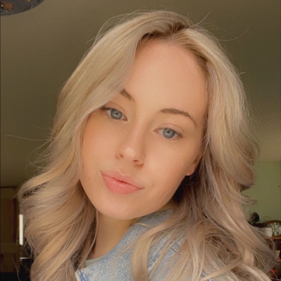 Meet your Posher, Becca - Picture 1 of 1